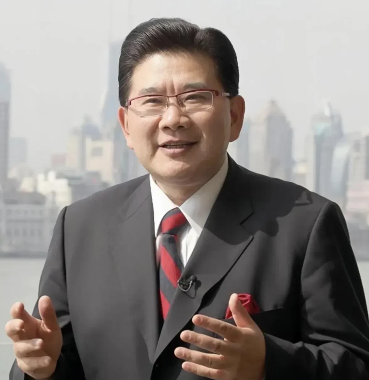 曹可凡人际交际圈
爷爷：曹启东，爱国热心公益的企业家
父亲：曹涵祥，工程师
妻子