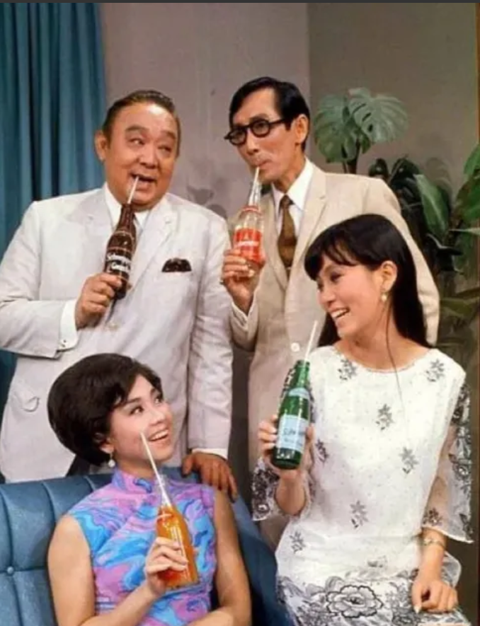 1967年香港汽水广告！当时内地很多家庭还没喝上自来水。
拍摄这则广告的4位明星