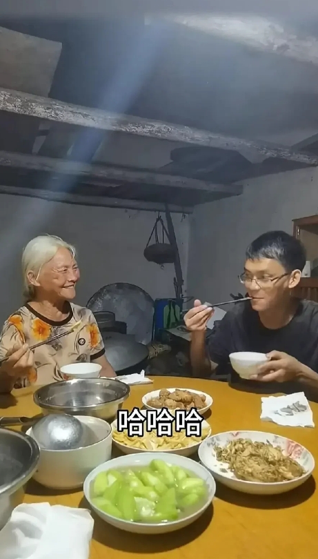 唐尚珺心真狠，家里都一穷二白了，还复读16年。

1、爸爸已经不在了，妈妈也是满