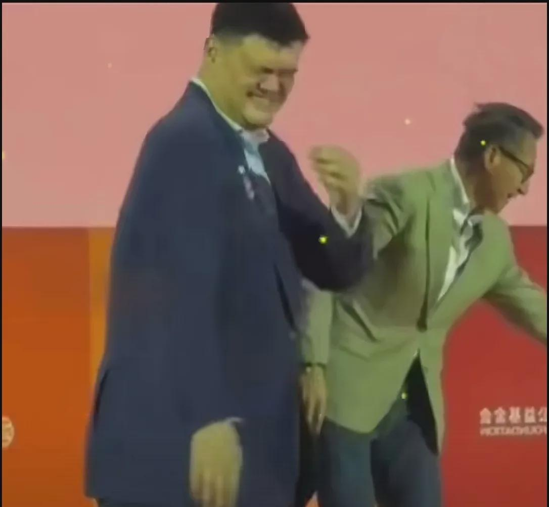 
 
 
这张合影让素来稳重的姚明破了功。镜头前两位商界大佬的举动实在出人意料—