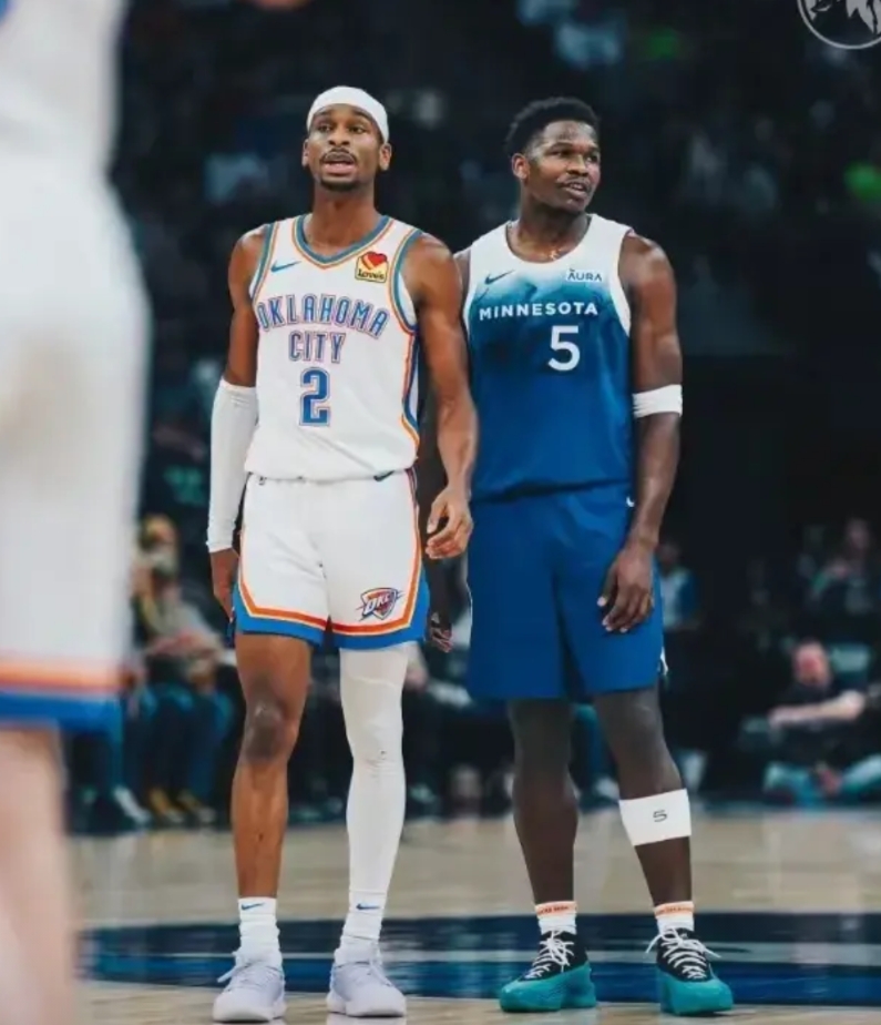 同为顶级后卫，爱德华兹和亚历山大根本不在一个水平！
 
身高：爱德华兹1米93-