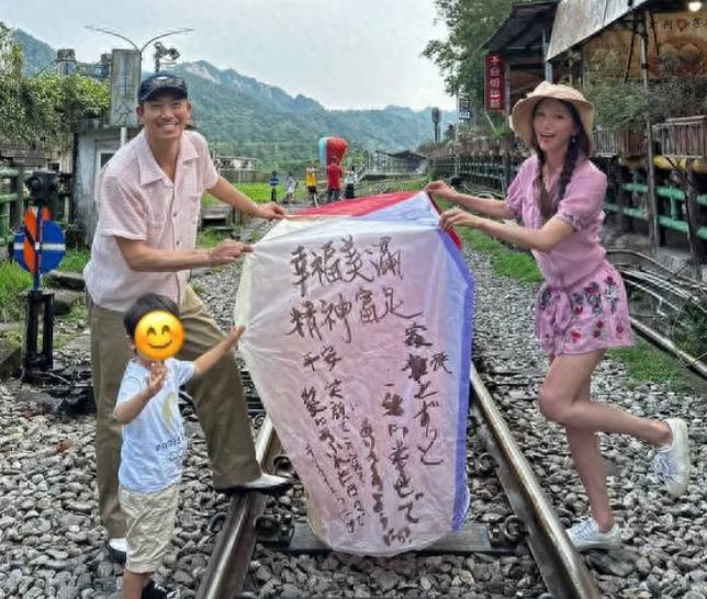 黑泽良平为林志玲庆祝50岁生日，一家三口厚爱幸福。
 
黑泽良平真的是个很温柔的