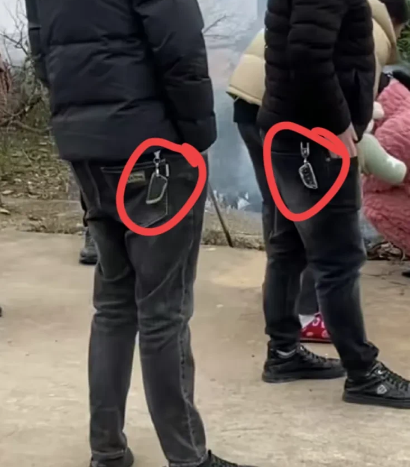 第一批返乡大军已经抵达村口，那场面，简直是热闹非凡！村口堵得水泄不通，车牌来自天