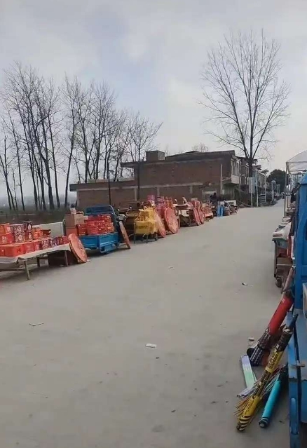 大家看看这是什么操作？桥东边在卖烟花爆竹，桥西边停了一辆车，在查烟花爆竹！过往的