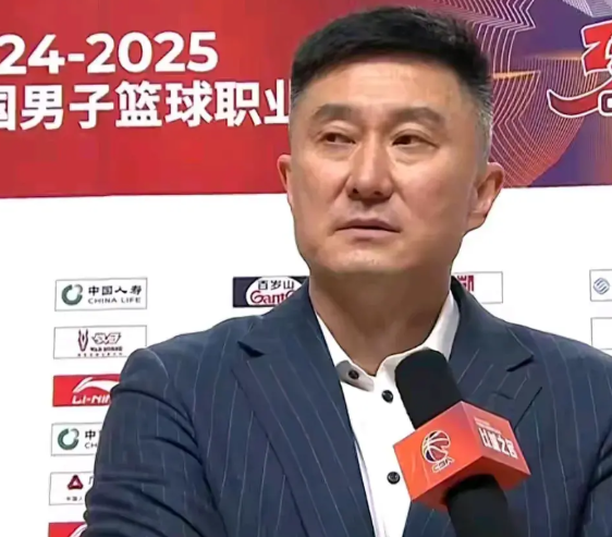 惨败上海队广东应该考虑裁掉这四人。
是时候考虑重建了。广东重建第一个下课人应该是