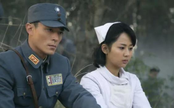 《战长沙》里，霍建华和刚从《家有儿女》里出来的19岁杨紫拍戏，他主动跟导演请示想