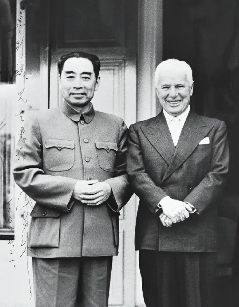 1954年，一张老照片承载着一段鲜为人知的珍贵记忆。照片中，英国著名演员卓别林笑