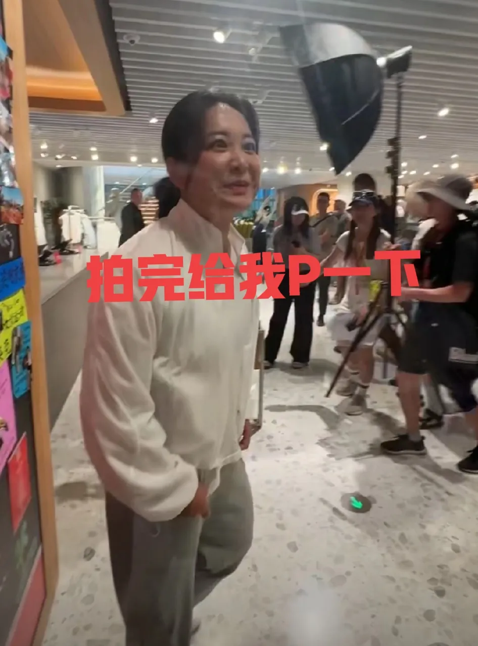 贾玲突然就成了热搜话题！
就在8月24日，贾玲参加了个活动，结果因为一件小事上了