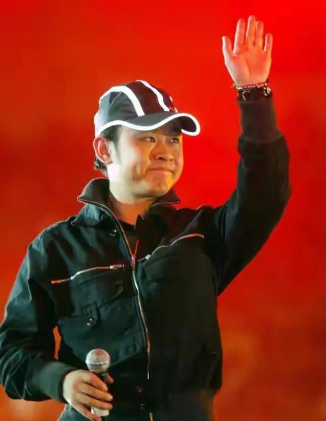 有两个城市
再借它两个胆
也不敢请刀郎去开演唱会

一个城市最怕刀郎的红歌
《十