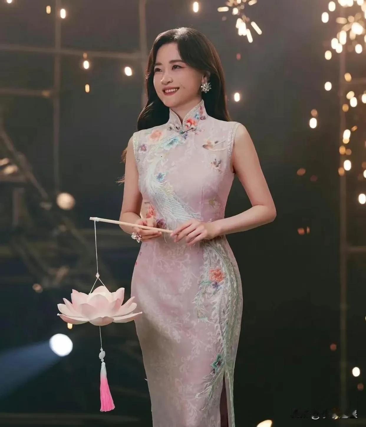 贾玲穿旗袍大秀身材,展现出甜美！ 可惜了，的确瘦下去换了一个人，再走以前的喜剧路