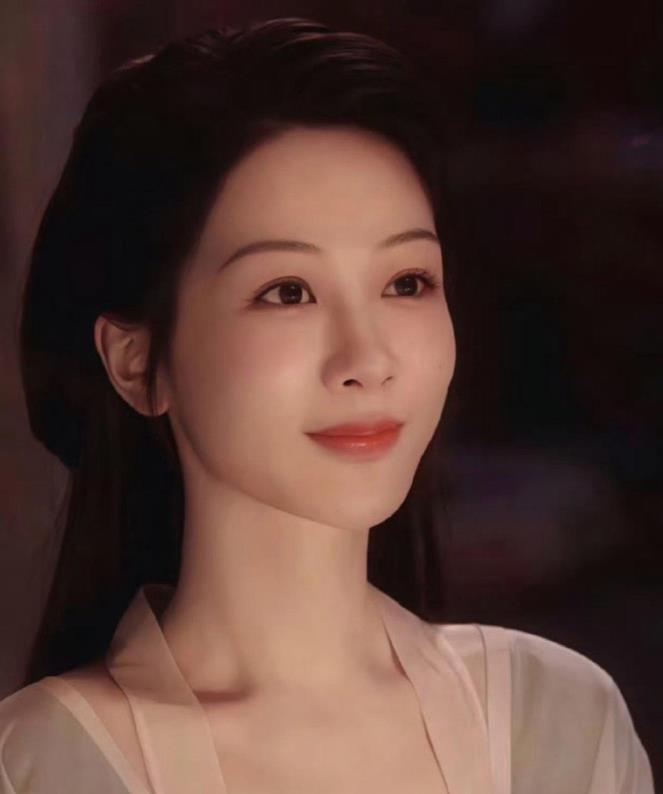 杨紫就这样淡妆也很好看，水灵灵的，像个水蜜桃