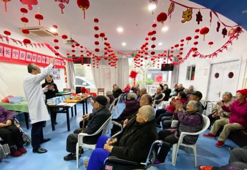 上海，一93岁老人和女儿吃完午饭准备回敬老院，谁知敬老院竟然拒不开门，老人女儿与
