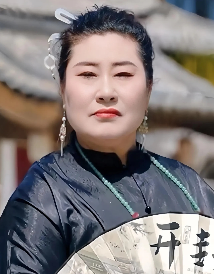 开封王婆，为什么短短一个月内火遍全网？简言之，5点独到之处:

1.人情世故高手