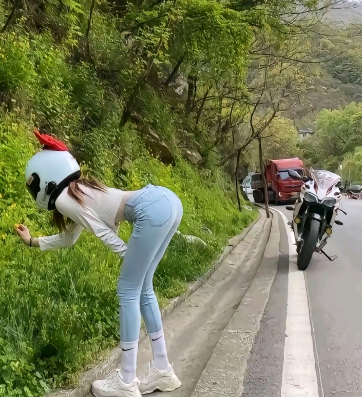 骑行的妹子路边采野花，我该怎么提醒她不要采呢