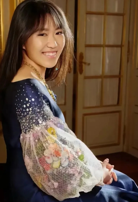 张艺谋的小女儿，18岁的张壹娇，集万千宠爱于一身:

她的爸爸，是“国师”级的导