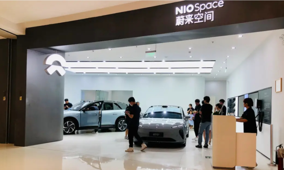为什么很多新能源车企都没有4s店，而是跑到商场里面销售？
1.新能源车企毕竟属于