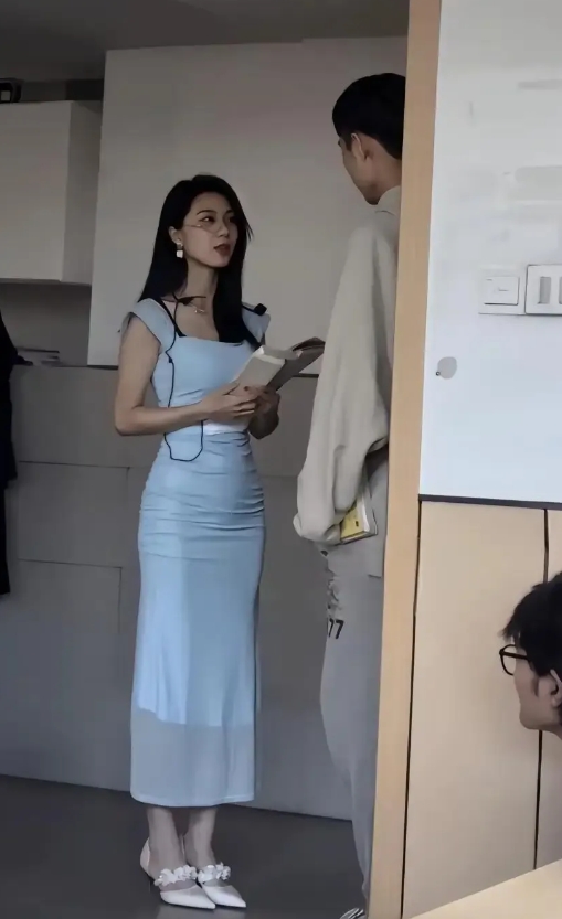 体育老师：感冒突然又复发了！
英语老师：多喝开水，休息一节课！