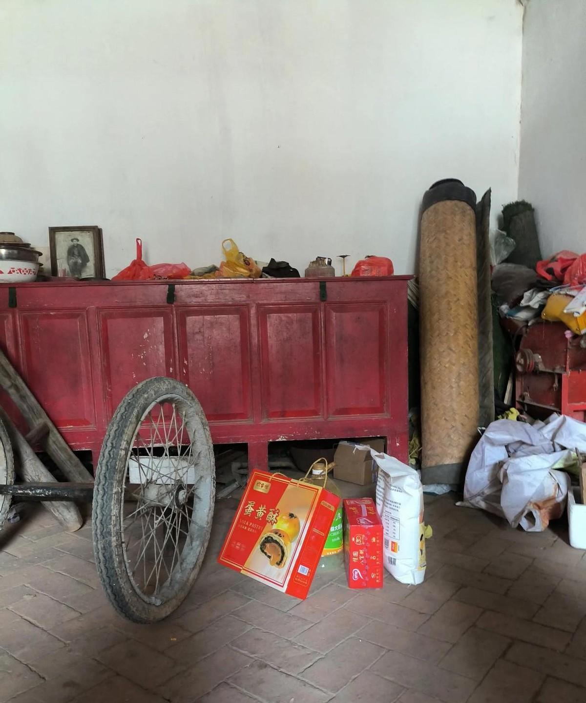 商洛市商州区黑山镇的张光辉，于正月初一给叔父砍树时，不幸被树砸死。他的妻子身患重
