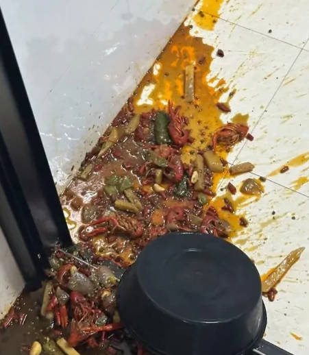 今天去姨妈家，正吃饭呢，小妹“哗啦”一下把刚热好的菜打翻了。刹那间，空气像凝住了