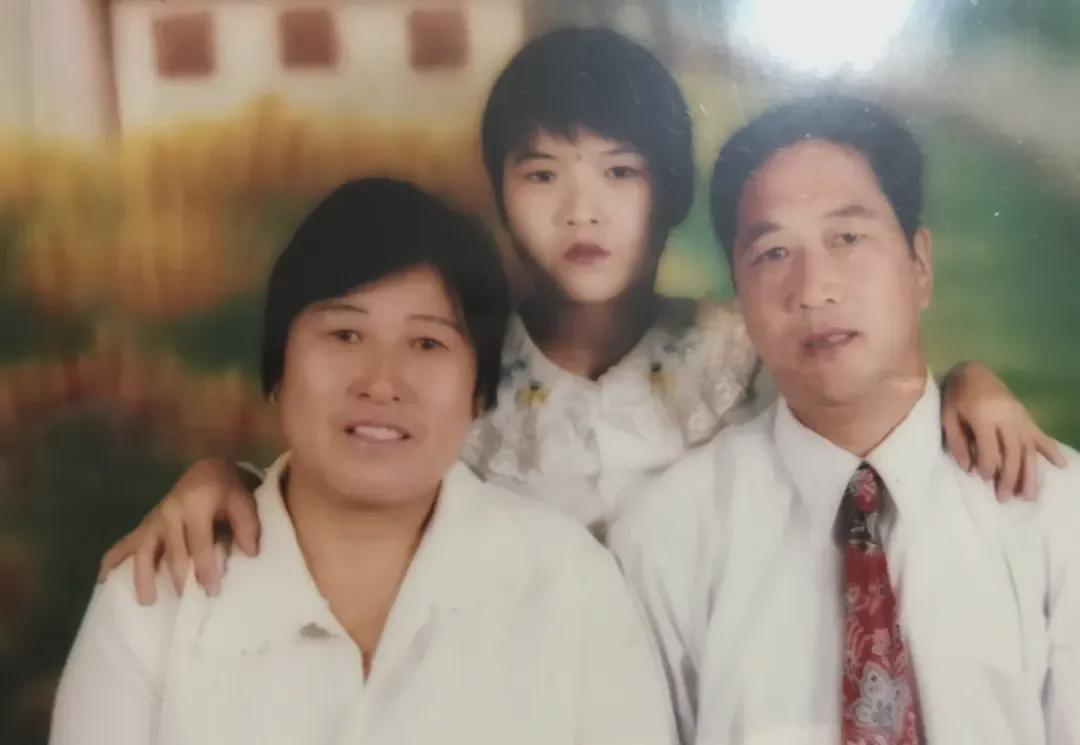  
 
 
 
瞅瞅这老爷子的照片，剑眉星目板板正正，年轻时候绝对是个精神小伙！