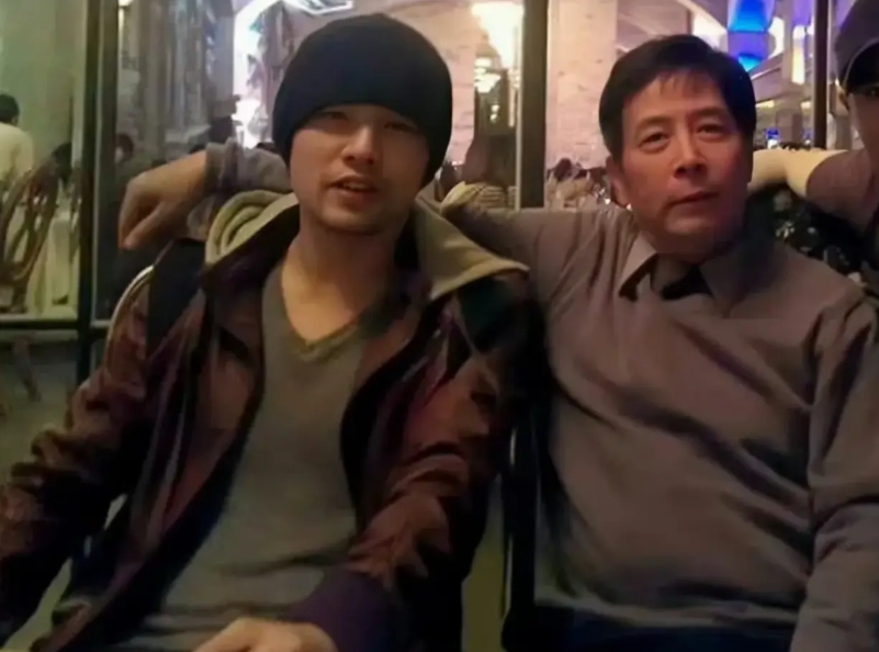 周杰伦爸爸干过最牛的一件事：跟吴宗宪解约的时候把歌曲版权都要回来了，而且是在解约