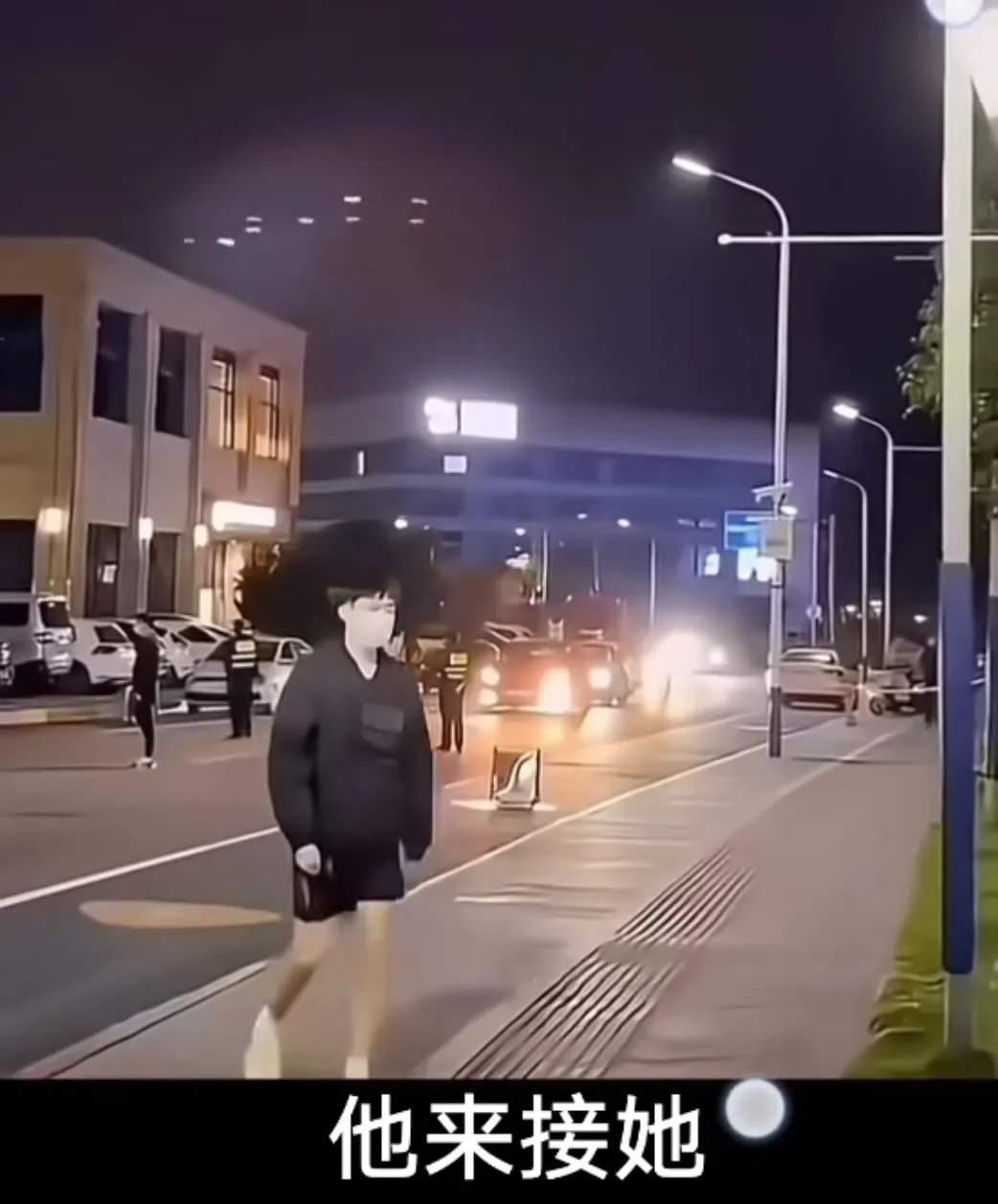 被网友拍到一次大头去接莎莎。
晚上，应该是很晚了，大头一个人走进训练馆，过了一会