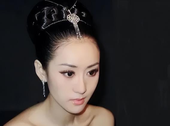 一直以来，很多人都不知陈格是陈道明女儿。陈格自幼热爱艺术，在家庭艺术氛围熏陶下成