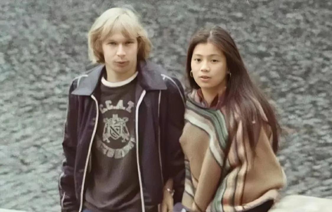 1979年，翁美玲和外国男友Rob甜蜜相爱时的场景，彼时的翁美玲身穿棕色上衣坐在