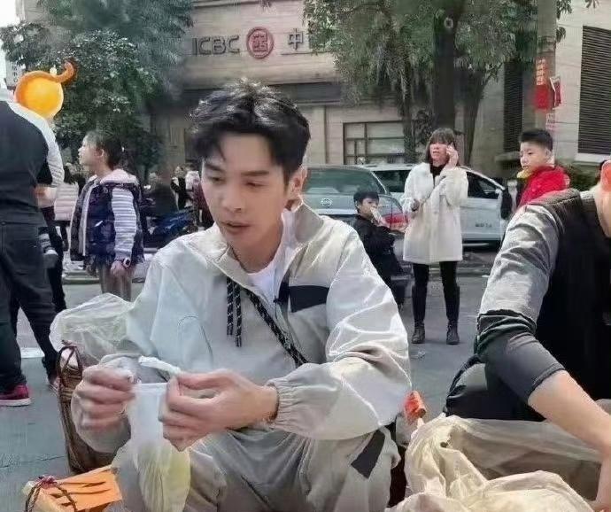 张若昀的手，全是骨头没肉感