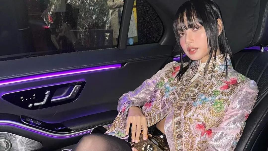 Lisa巴黎时装秀上气场全开，受到现场观众的疯狂追捧