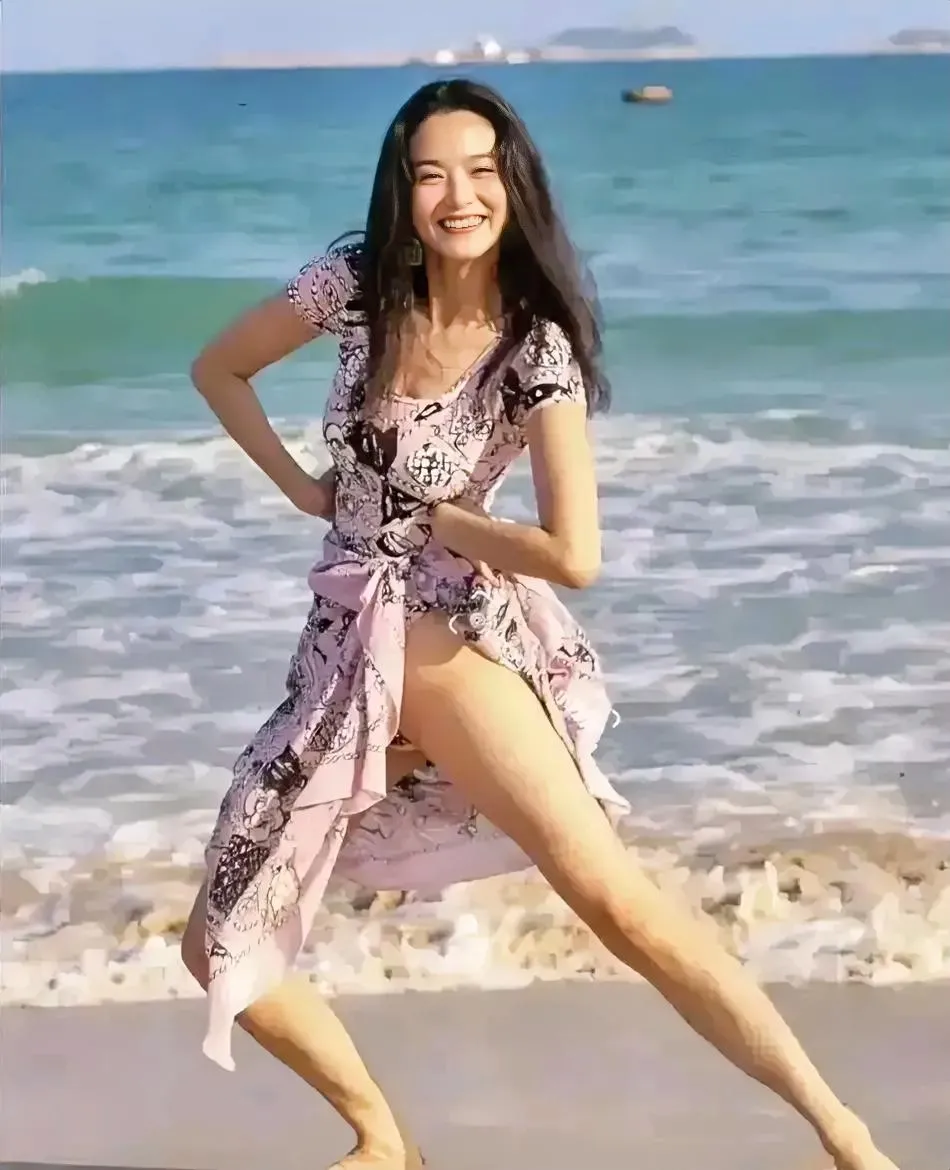 林青霞少女时期，有一次在海边玩耍时，拍下了这张迷人的照片。

她穿着一件碎花连衣