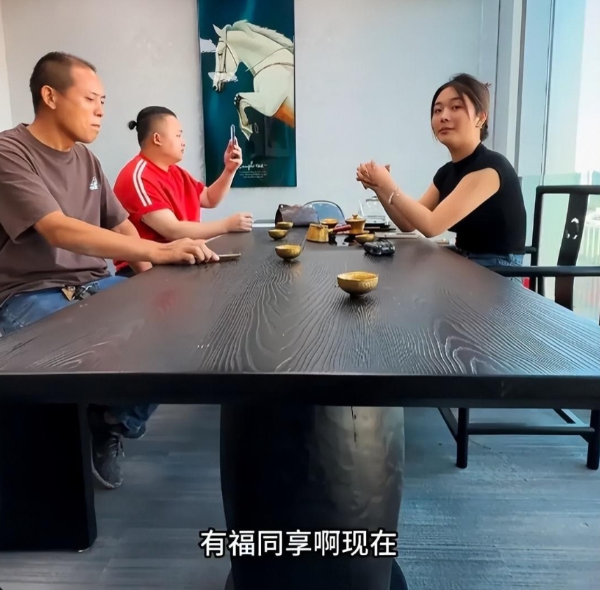真相来得太快，我有点接受不了！
刚被劳斯莱斯女车主的”大度善举”感动到，转眼就被