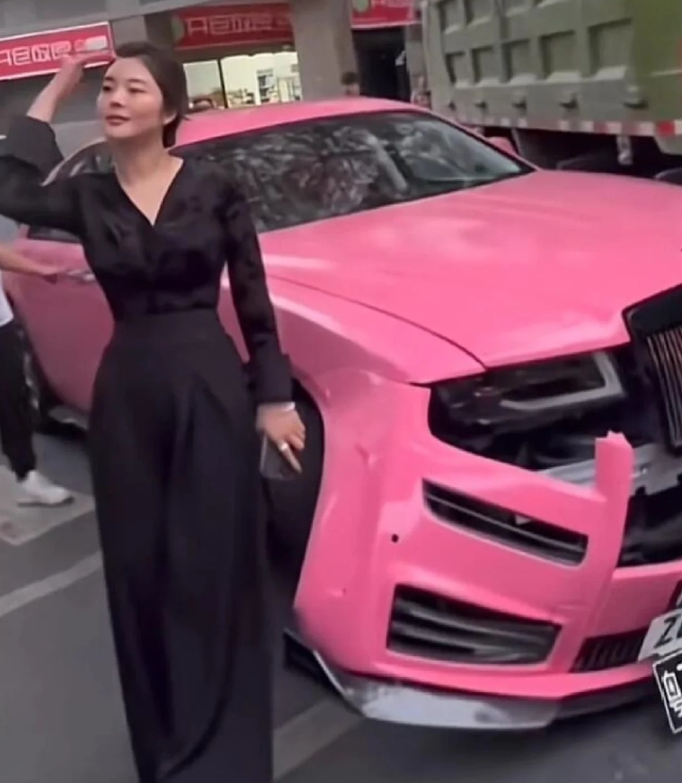 劳斯莱斯女车主自导自演的好戏掌握流量密码
第一步:自导自演交通事故淡定自拍不让货