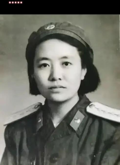 她是一名百岁新四军老兵。
1944年，20岁的何娴轩毅然背起行囊参加了新四军，成