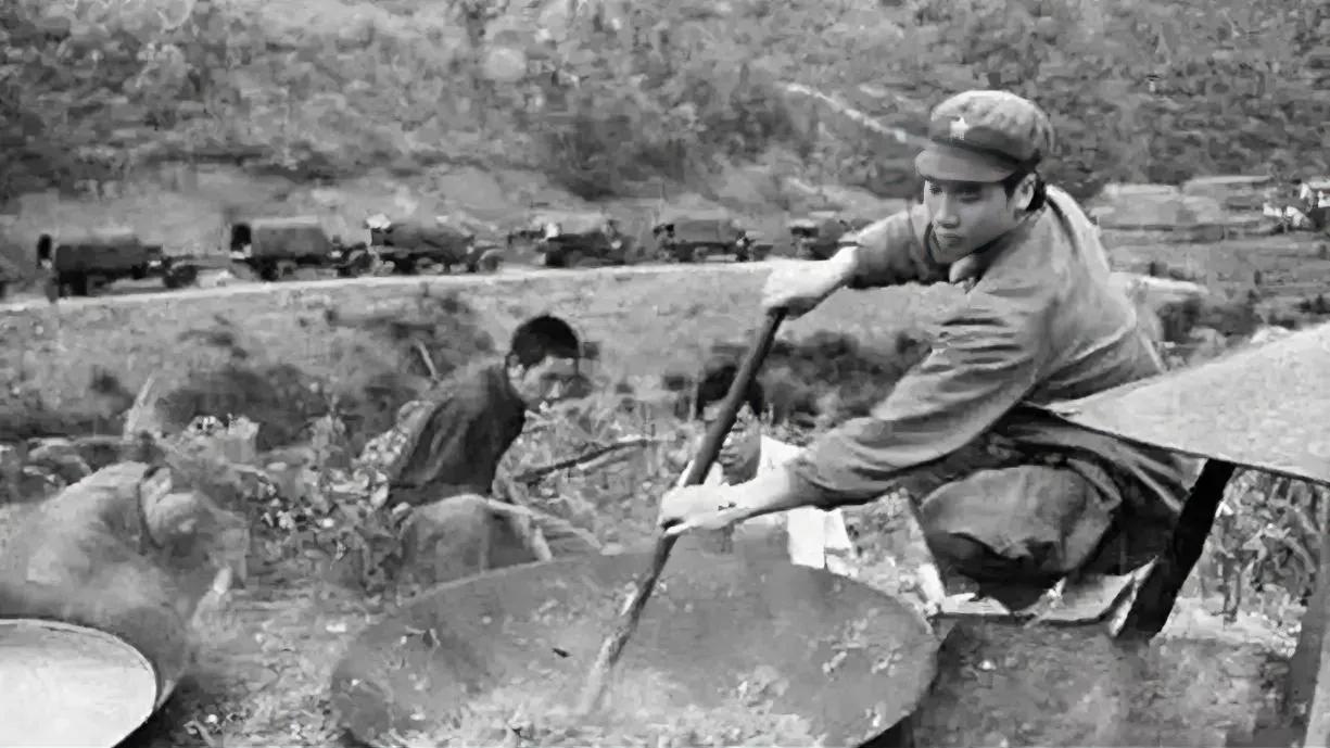 1979年，一位炊事员多次与越军斗智斗勇，还在一次送饭中端了越军的哨所。但奇怪的
