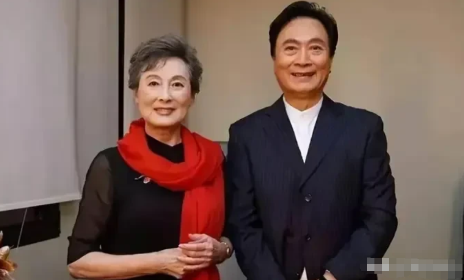 岁月似乎没有在他俩脸上留下太多痕迹，几十年过去了，虽然二位都已是八十岁耄耋之年，