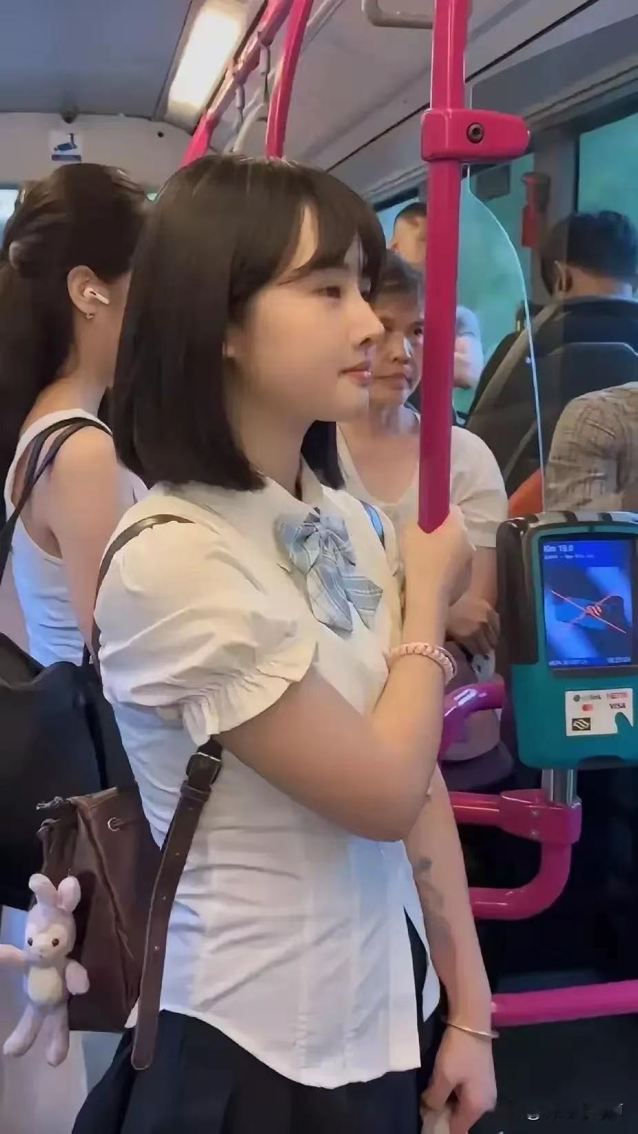 美女简约穿搭，尽显高级时尚感哈哈哈哈