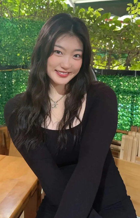 李梦各方面条件在中国女篮都排第几？

1、颜值方面——第一名🥇。
2、身材方面