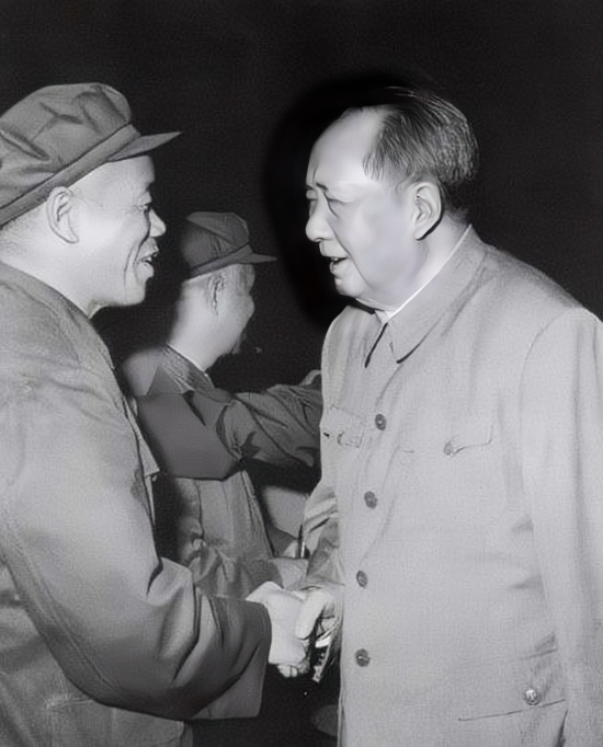 运动兴起的时候，福州军区司令员韩先楚的日子也很不好过，受到了冲击。他感到非常窝火