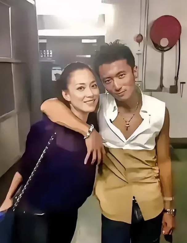 谢霆锋搂的这女的是谁呀？
她看起来比王菲年轻多了！
被谢霆锋这个大帅哥搂着，她也