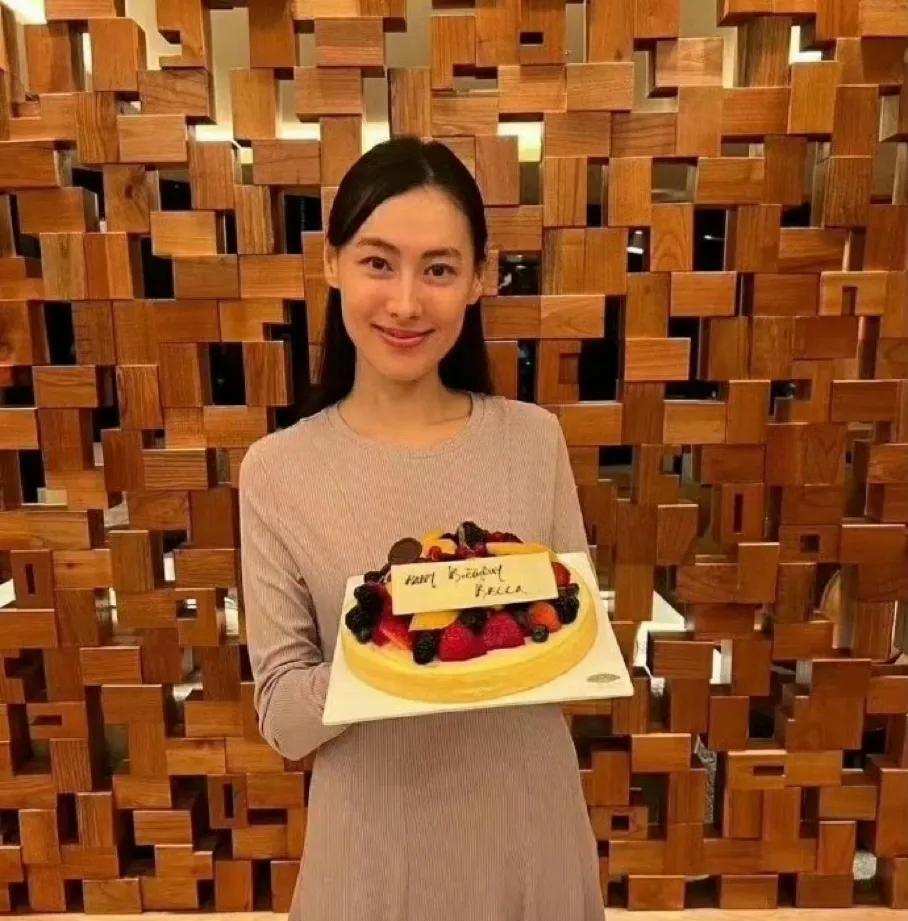 梁洛施生了三个孩子还能这么瘦，太令人羡慕了，完全不用担心身材发福问题，而且生孩子