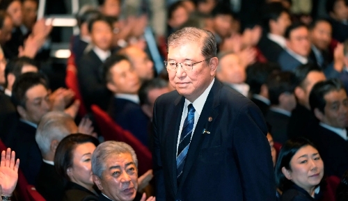 日本石破内阁集体辞职，一月首相，椅子还没坐热就下去了，不过好歹也过了把瘾。

看