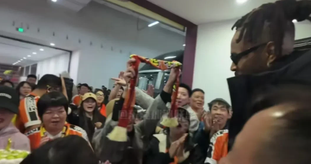 太宠了！广东球迷提前为莫兰德庆生