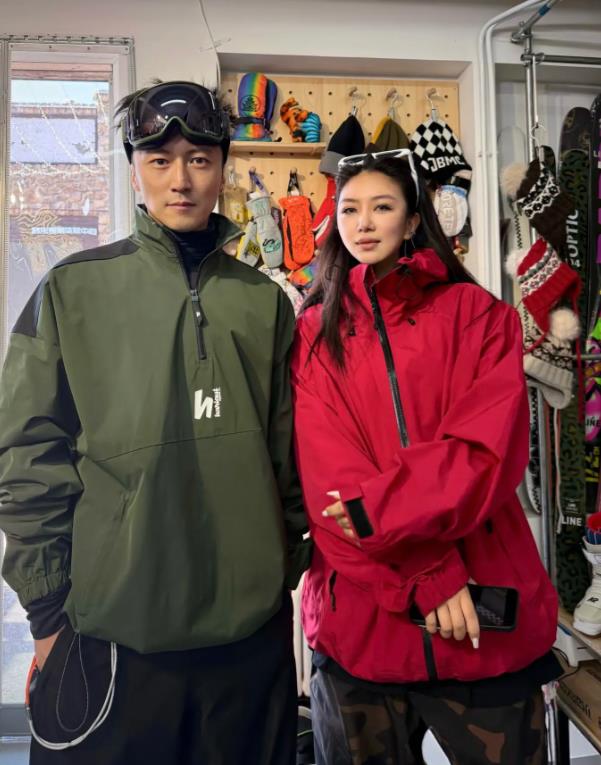 44岁谢霆锋现身北京南山滑雪场一家服装店，他现在还是很帅，时尚感超好，身上一点没