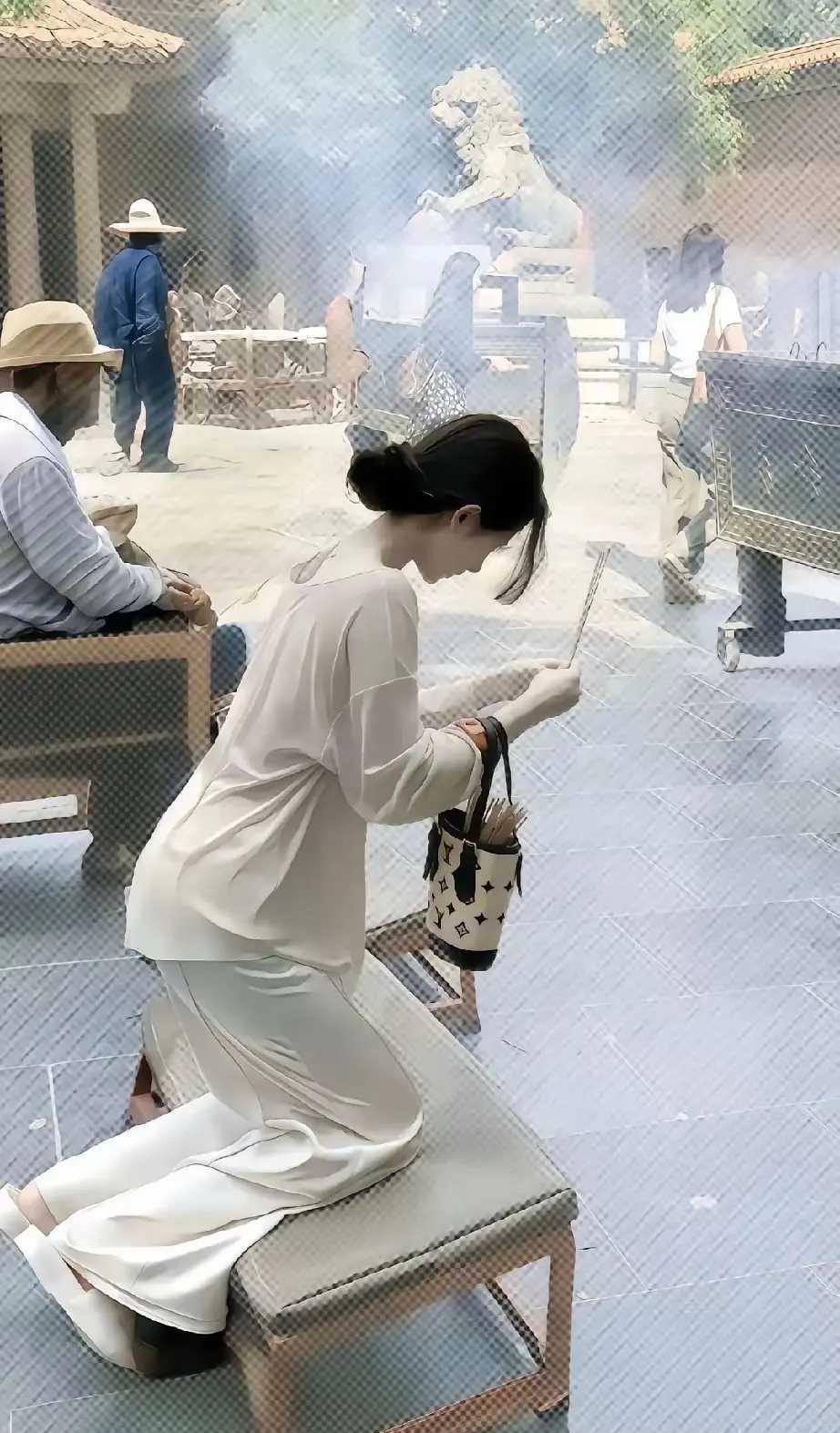笑死了，这位女菩萨，是来考验方丈的吗？！哈哈哈哈哈！