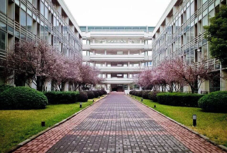 南京医科大学是一所专注内涵建设的高校，拥有3个国家重点学科、1个国家重点（培育）