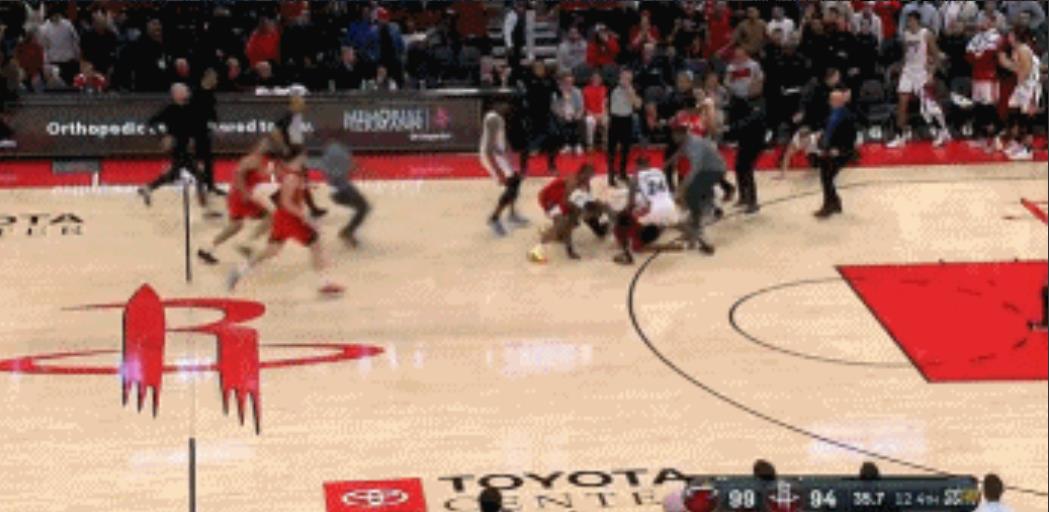 火爆！直接按地上锤，驱逐7个人！不出意外，NBA又会有一堆美刀收入，这几天创收很