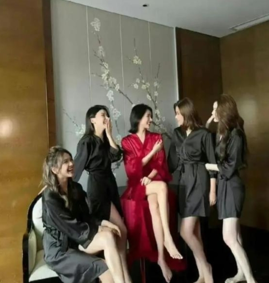 新郎真是大手笔啊，伴娘们都美极了！ 