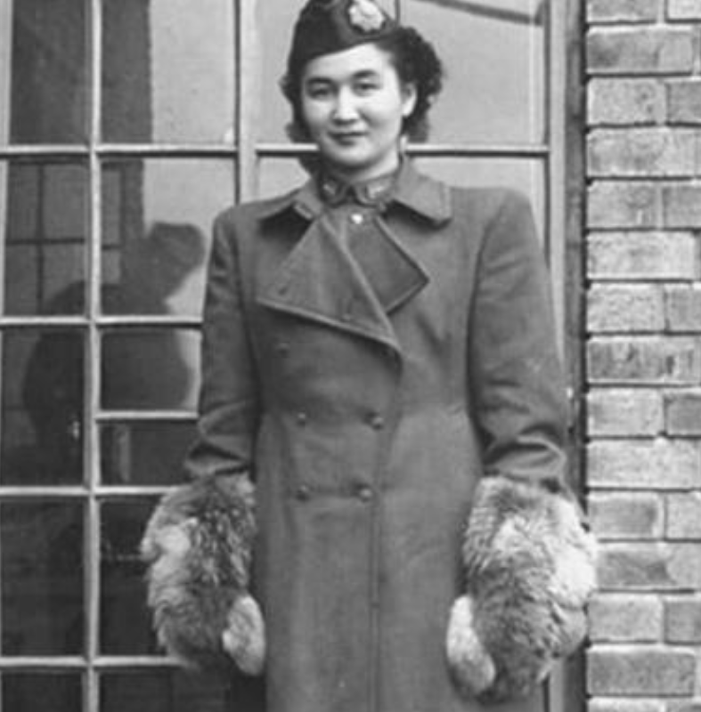1940年5月，地下党康乃尔正在茶楼玩牌，一军统美女突然拍了拍他的肩膀，使了个眼