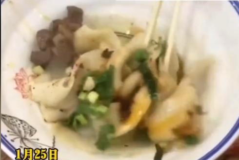 王女士趁着假期到西安旅游，与朋友一同来到有名的回民街，兴致勃勃地想尝尝当地的特色